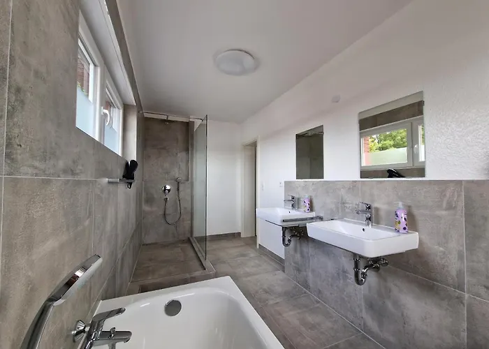 Tolstov - 4 - 30 Min Messe Dus Apartmán Neuss