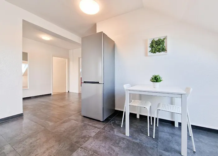 Tolstov - 4 - 30 Min Messe Dus Apartmán Neuss